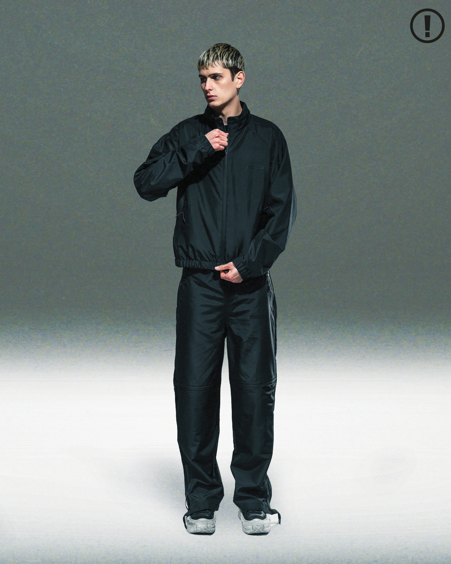Model trägt Verband tracksuit in schwarz
